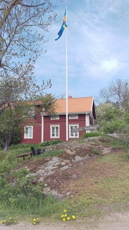 Flaggan var hissat vid Stormskärs Majas kafé